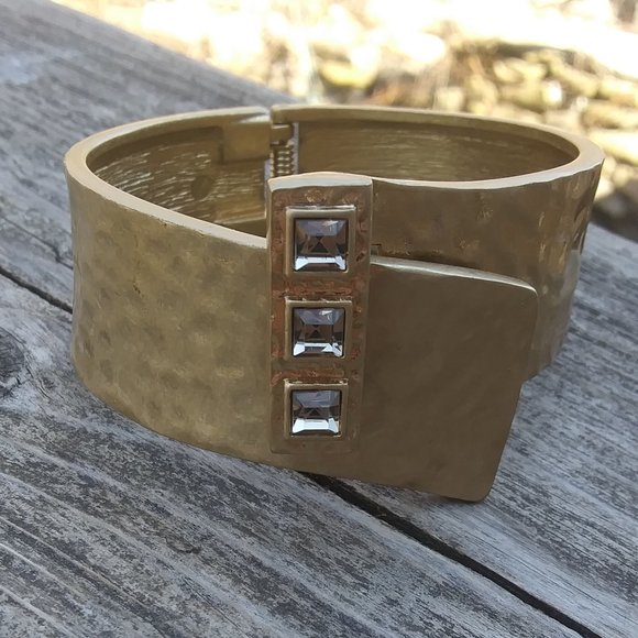Lia Sophia That’s a Wrap Cuff Bracelet Brutalist vibes Hammered gold tone metal - Picture 15 of 16